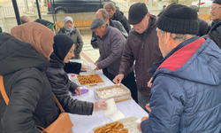 Eskişehir'de vatandaşlar kandil simidi almak için kuyruğa girdi