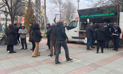 Eskişehir’de depremde hayatını kaybeden vatandaşlar için farklı yerlerde lokma dağıtıldı