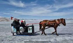 Kars Çıldır Gölü'nde atlı kızak seferleri devam ediyor