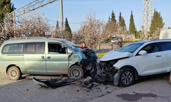 Panelvan ile SUV araç kafa kafaya çarpıştı