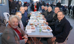 Yeşiltepe mahalle muhtarı mahalle sakinlerine iftar yemeği verdi