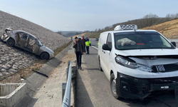 Kuzey Marmara'da kazaya karışan otomobil istinat duvarına çıktı