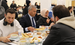 Anadolu Üniversitesi Rektörü Adıgüzel 4 bine yakın öğrenci ile iftar yaptı