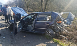 Lastiği patlayan otomobile yangın söndürme tüpü taşıyan kamyonet çarptı: 3 yaralı