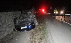 Takla atan otomobilden sağ kurtuldular