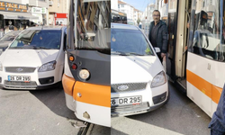 Eskişehir'de otomobil tramvaya çarptı: Tramvay seferleri aksadı!