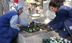 Eskişehir'de şehit mezarları çiçeklerle donatıldı