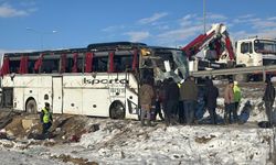 Aksaray'da yolcu otobüsü devrildi: 20 yaralı