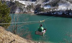 Kar yağışı mandıranın yolunu kapatınca teleferik çözüm oldu