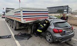 Otomobil tırın altına girdi