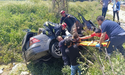 Bariyerlere çarpıp kanala devrildi, ters dönen araçtan sağ kurtuldular