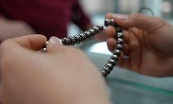 Brezilya’da yetişen meyveden Erzincan’da tespih yapılıyor