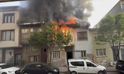 Kocaeli’de 2 ev alev alev yandı: Yanan ahşap ev duvarı 2 itfaiye erinin üzerine düştü