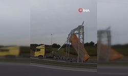 Kamyon Levhayı Böyle Yıktı!