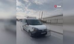Ters yönden gelen araç ile motosiklet sürücüsü kafa kafaya geldi: O anlar kamerada