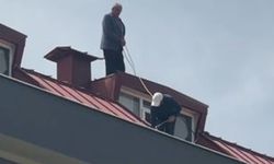 Çatı tadilatı yapan işçi beline ip bağlayarak güvenlik önlemi aldı