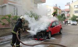 Otomobil alev alev yandı, görüntüyü çeken afacanların yorumları gülümsetti