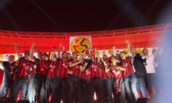 Eskişehirspor kupasını coşkuyla kaldırdı