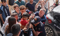 Eline demir korkuluk saplanan 8 yaşındaki çocuğu itfaiye kurtardı