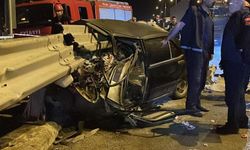 Feci kaza: Otomobil bariyere ok gibi saplandı!
