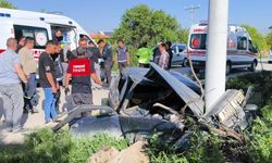 Elektrik direğine çarpan otomobil hurdaya döndü!