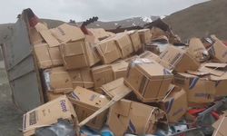 Erzincan’da beyaz eşya yüklü tır devrildi