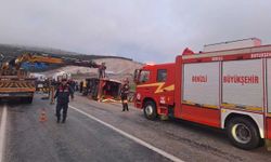 Tekstil işçilerini taşıyan minibüs karşı şeride geçerek otomobille çarpıştı: 1’i ağır 13 yaralı