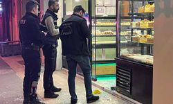 Kafeye saklanan genç, silahlı saldırıda yaralandı
