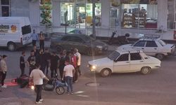 Kaza anı kamerada: Yaralı sürücüyü kaldırıp kenara götürdüler