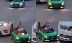 Otomobil çocuğun bindiği akülü araca çarptı!
