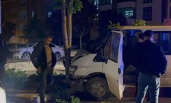 "Dur" ihtarına uymayan ehliyetsiz sürücünün kullandığı araç ağaca çarptı: 38 bin TL ceza yedi