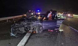 Otoyolda önce refüje sonra bariyerlere çarpan otomobil hurdaya döndü: 4 yaralı