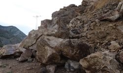 Dev kayalar yolu ulaşıma kapattı