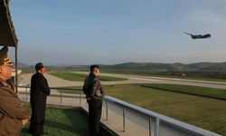Kuzey Kore ordusu, lider Kim Jong-un denetiminde hava tatbikatı gerçekleştirdi
