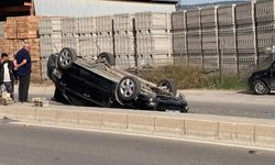 Otomobil refüje çarpıp, iki araca vurup ters döndü