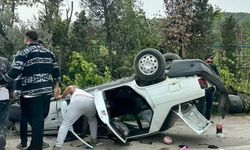 Ağaçlı saksılara çarpan otomobil ters döndü: 1 yaralı