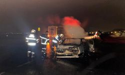 Seyir halindeyken alevlere teslim olan araç demir yığını haline geldi
