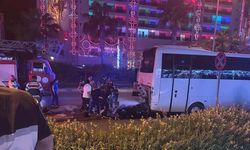 Park halindeki midibüse çarpan motosikletteki 2 genç hayatını kaybetti