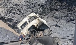 Uçuruma yuvarlanan hafriyat kamyonunun sürücü hayatını kaybetti