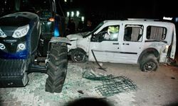 Hafif ticari araç yoldan çıkıp traktöre çarptı: 1 ölü