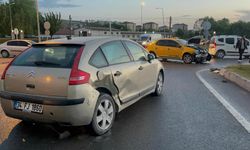 Eskişehir’de kavşakta kaza: Taksi otomobile çarptı, 1 yaralı