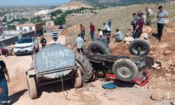 Devrilen traktörün altında kalarak ağır yaralandı