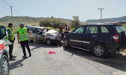 Otomobil ve cip kafa kafaya çarpıştı: 1'i ağır 6 yaralı