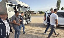 Gümrük mührü kırılmış iki tırda 17 kaçak göçmen yakalandı