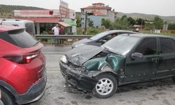 Seyir halindeyken kırmızı ışıkta bekleyen otomobile çarptı: 1 yaralı