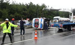 Hasta nakil ambulansı yan yattı: 3 yaralı