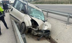 Refüje giren hafif ticari araçta 3 kişi yaralandı