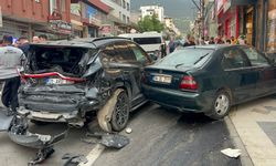 Freni arızalanan kepçe, 4 araca çarptı!