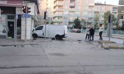 Kavşakta kaza yapan araç işletmenin duvarına çarptı