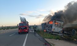Yol kenarına devrilen tır alev alev yandı!